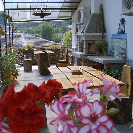 Georgievi Guest House คาโลเฟอร์ ภายนอก รูปภาพ