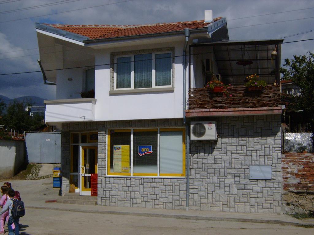 Georgievi Guest House คาโลเฟอร์ ภายนอก รูปภาพ
