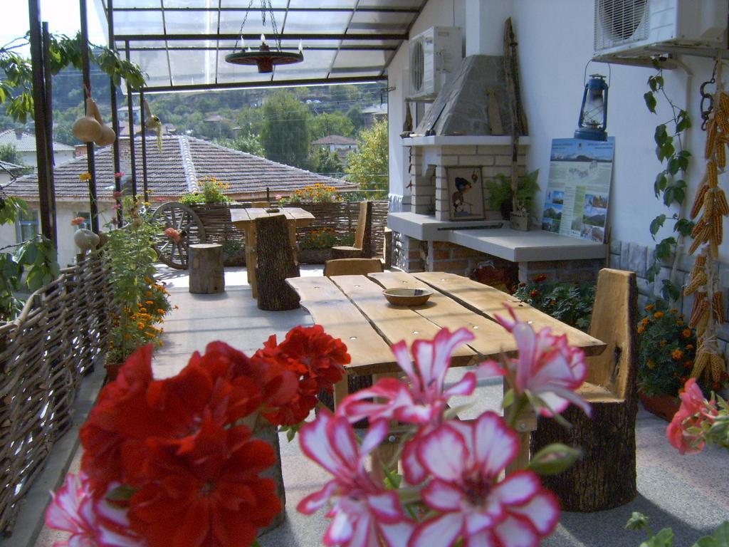 Georgievi Guest House คาโลเฟอร์ ภายนอก รูปภาพ