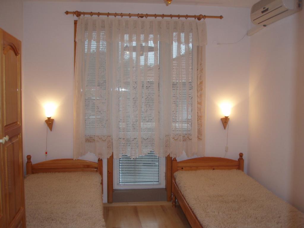 Georgievi Guest House คาโลเฟอร์ ภายนอก รูปภาพ
