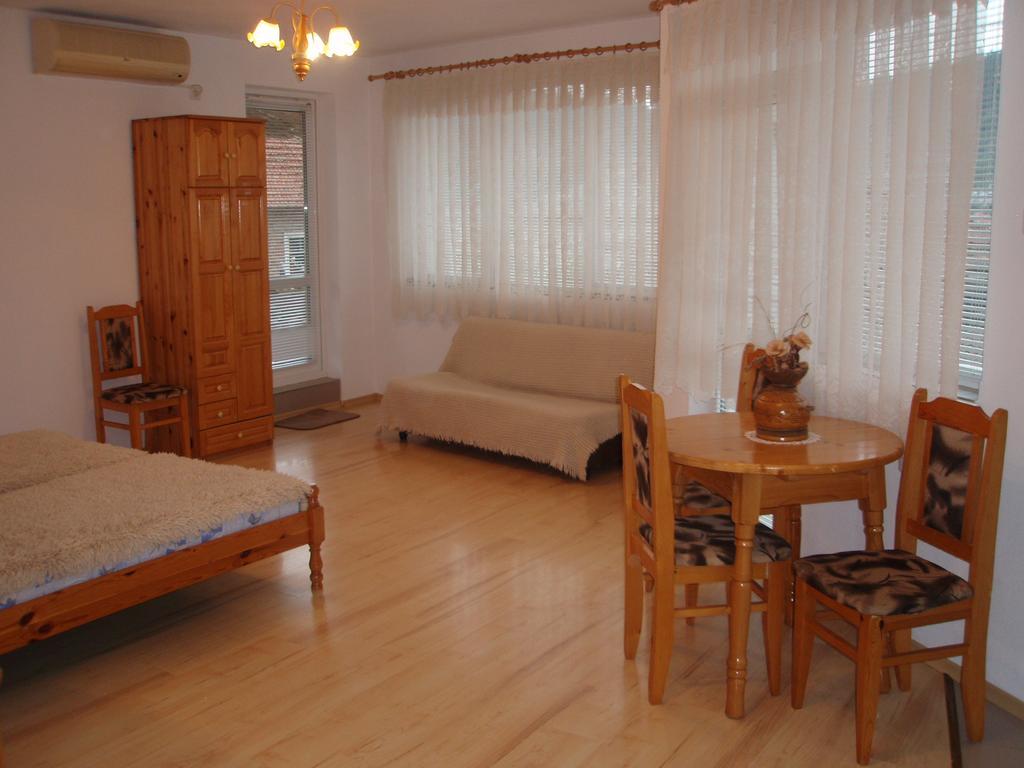 Georgievi Guest House คาโลเฟอร์ ภายนอก รูปภาพ