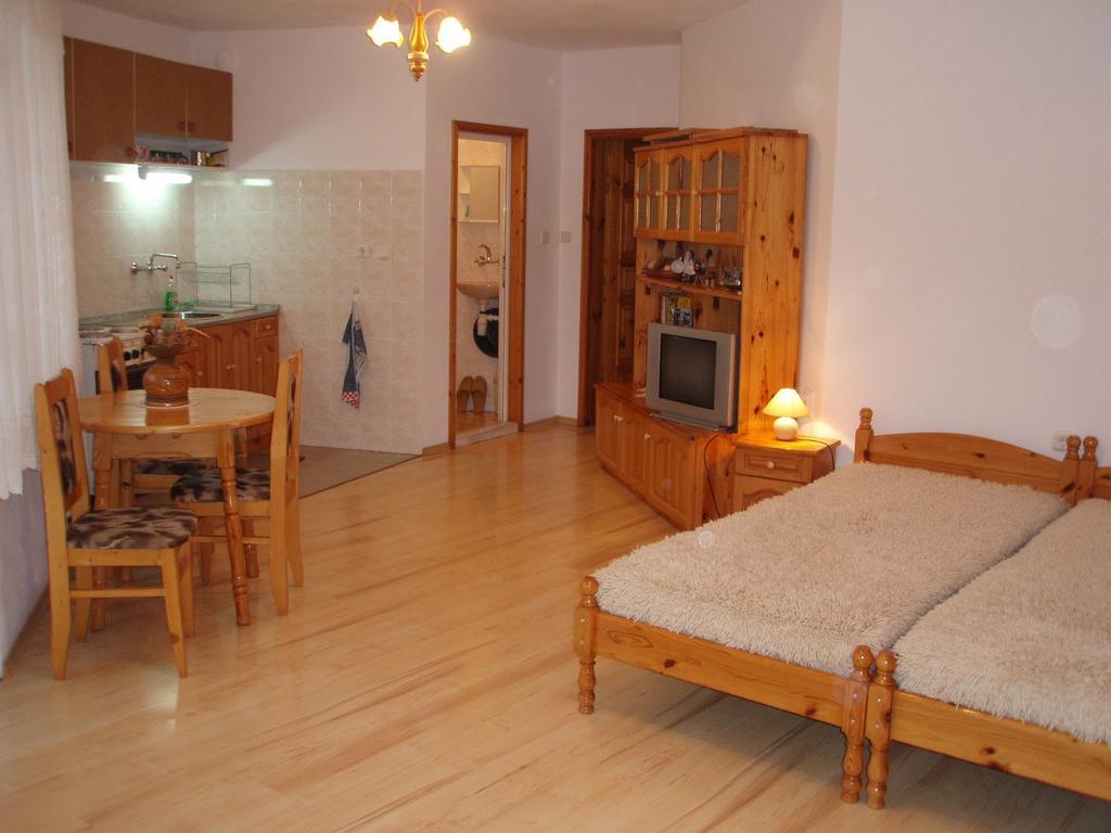 Georgievi Guest House คาโลเฟอร์ ภายนอก รูปภาพ